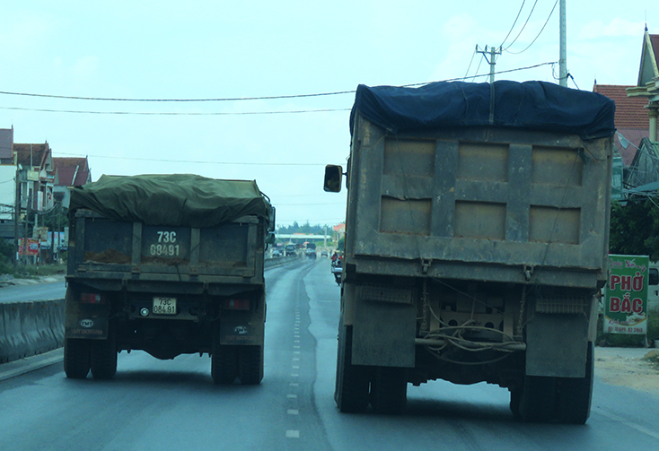 Tình trạng xe chở hàng quá tải trọng vẫn diễn ra trên địa bàn tỉnh.