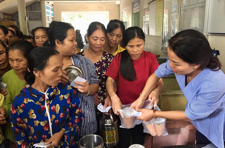 Mô hình “Bát cháo tình thương và tủ quần áo tình thương” của Đảng ủy Bệnh viện đa khoa huyện Tuyên Hóa” ngày càng tạo sức lan tỏa mạnh mẽ trong cộng đồng.     
