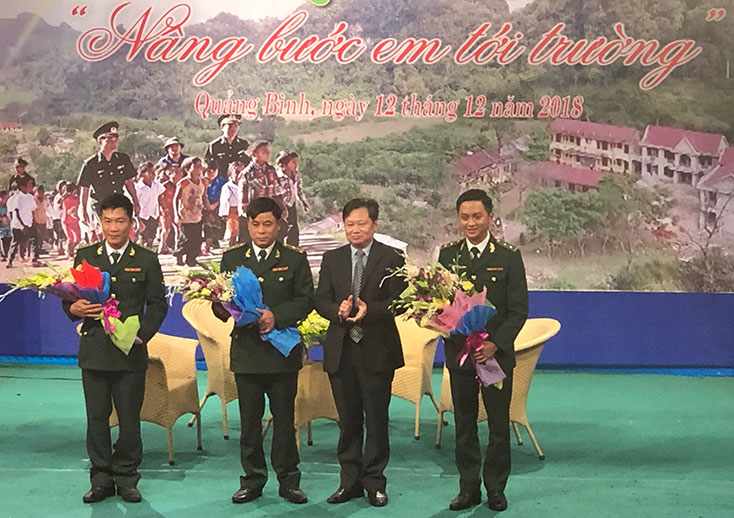 Đồng chí Nguyễn Tiến Hoàng, TUV, Phó Chủ tịch UBND tỉnh tặng hoa chúc mừng các thầy giáo quân hàm xanh tiêu biểu