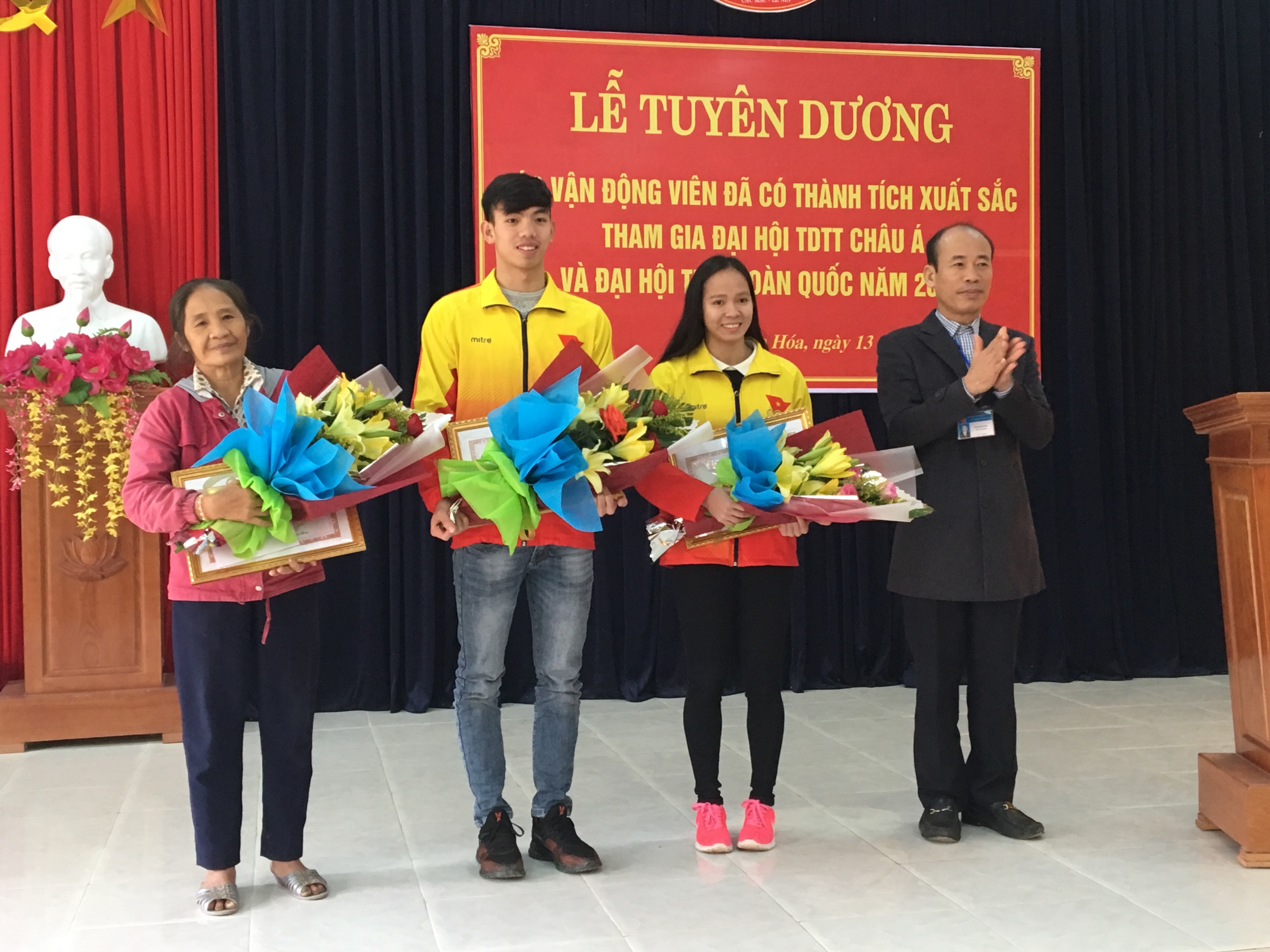 Lãnh đạo huyện Tuyên Hóa tặng hoa và quà động viên các vận động viên đạt thành tích cao trong thể thao năm 2018