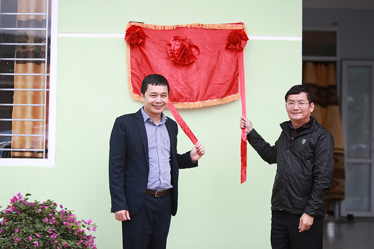 Đồng chí Phó Chủ tịch UBND tỉnh Trần Tiến Dũng và đại diện lãnh đạo Viettel Quảng Bình rút băng khánh thành Trường mầm non trung tâm xã Thanh Thạch.