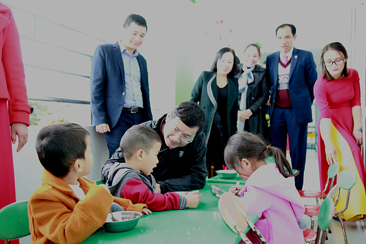 Đồng chí Phó Chủ tịch UBND tỉnh thăm hỏi, động viên các cháu học sinh Trường mầm non trung tâm Thanh Thạch.