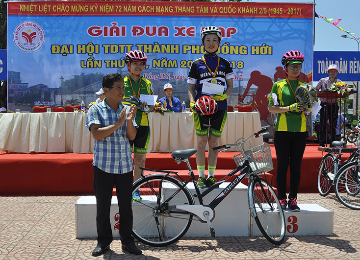 Nhà tài trợ tặng quà cho các vận động viên đạt thành tích tại giải đua xe đạp Đại hội TDTT thành phố Đồng Hới lần thứ VIII