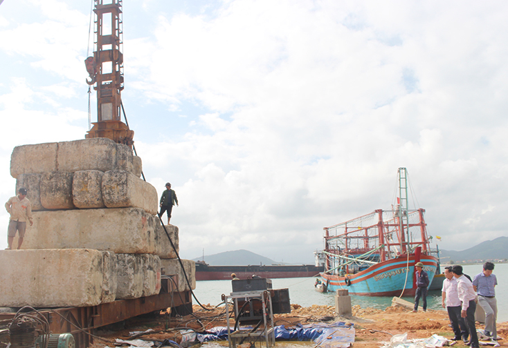 Lãnh đạo Thị ủy Ba Đồn và phường Quảng Phúc kiểm tra tiến độ xây dựng cầu cảng ở tổ dân phố Mỹ Hoà.    