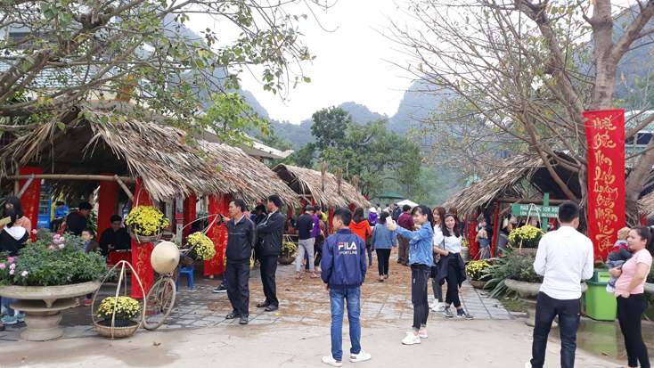 Chợ Tết quê năm 2018 tại Trung tâm du lịch Phong Nha-Kẻ Bàng thu hút sự tham gia của nhiều du khách.