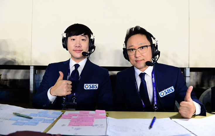  Hai bình luận viên của Đài SBS phụ trách trận chung kết lượt về của AFF Cup