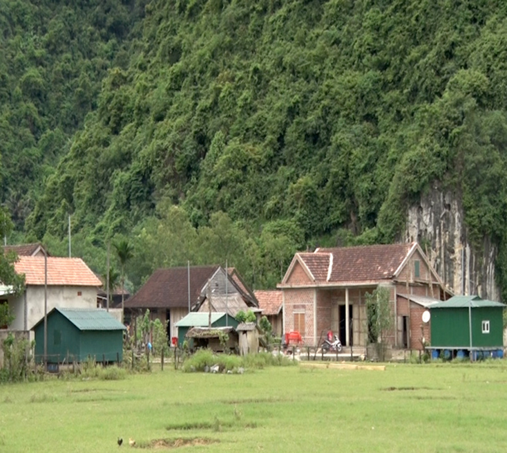 Những ngôi nhà kiên cố được xây dựng nhờ nguồn vốn vay ưu đãi ở xã Tân Hóa.