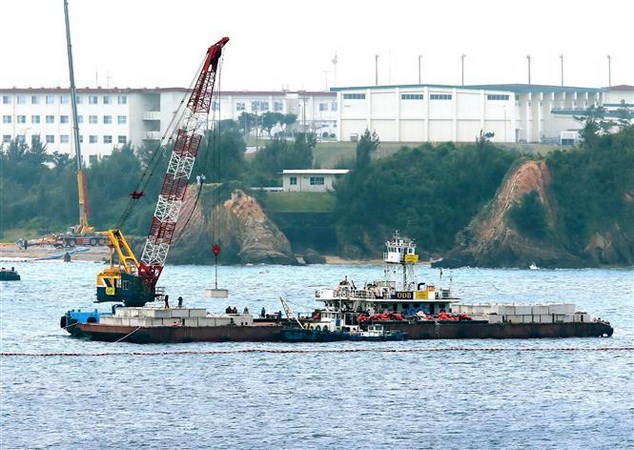 Cơ quan chức năng tiến hành san lấp đất phục vụ việc xây dựng cơ sở tái bố trí căn cứ quân sự Futenma của lính thủy đánh bộ Mỹ ở huyện ven biển Henoko, tỉnh Okinawa của Nhật Bản ngày 6-2-2017. (Ảnh: AFP/TTXVN)
