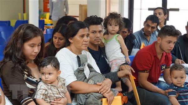Người nhập cư chờ được hỗ trợ tại một trung tâm nhân đạo ở thị trấn McAllen, bang Texas, Mỹ. (Nguồn: AFP/TTXVN)