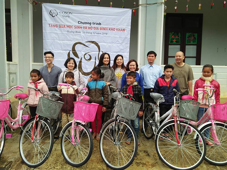 Nnhóm thiện nguyện Cô Son Charity đang trao xe đạp cho học sinh nghèo vượt khó học giỏi xã Thượng Hóa