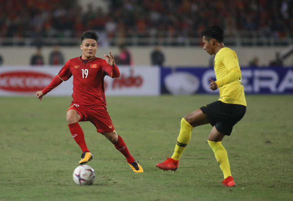 Tiền vệ Nguyễn Quang Hải (áo đỏ) đã nhận được danh hiệu  