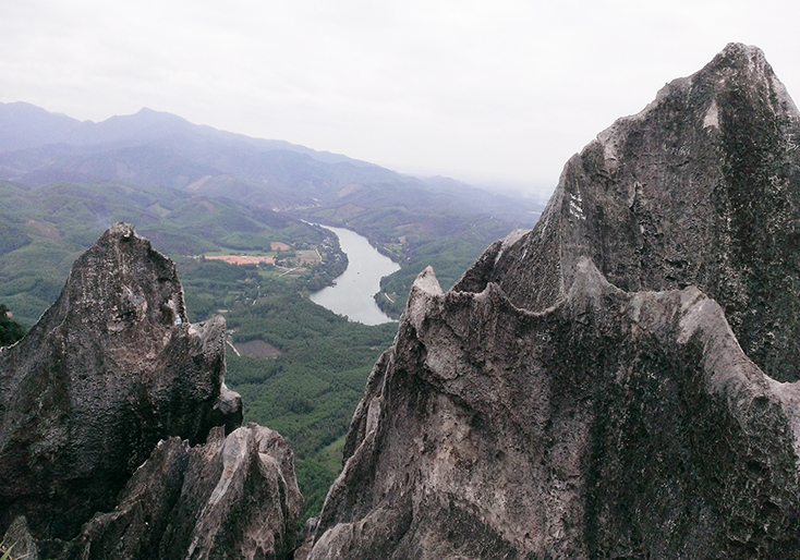 Non nước Long Đại nhìn từ phía núi Thần Đinh