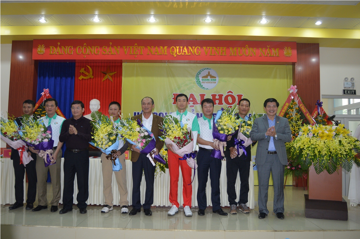 Các đồng chí lãnh đạo tỉnh và Sở Văn hóa – Thể thoa tặng hoa chúc mừng BCH khóa 1, Hội golf Quảng Bình.