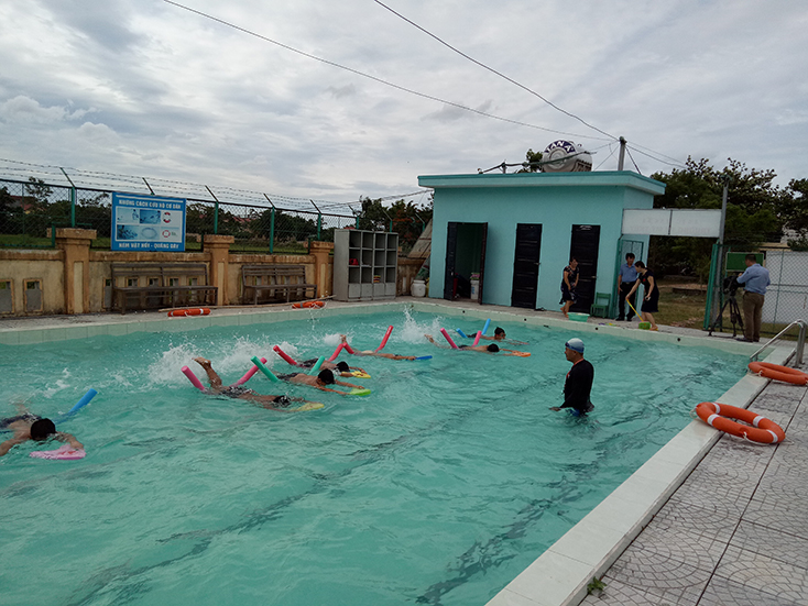 Một buổi tập bơi của các em học sinh ở huyện Lệ Thủy. 