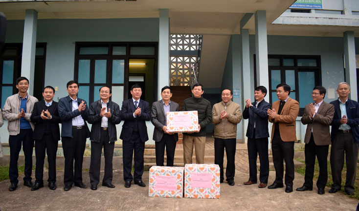  Đại diện lãnh đạo các đơn vị thuộc Khối thi đua các Ban Đảng tỉnh tặng quà cho Đảng ủy Hồng Hóa (Minh Hóa)