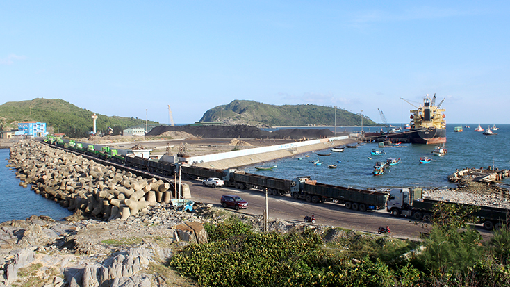Hòn La, cảng biển kinh tế trọng điểm của tỉnh.