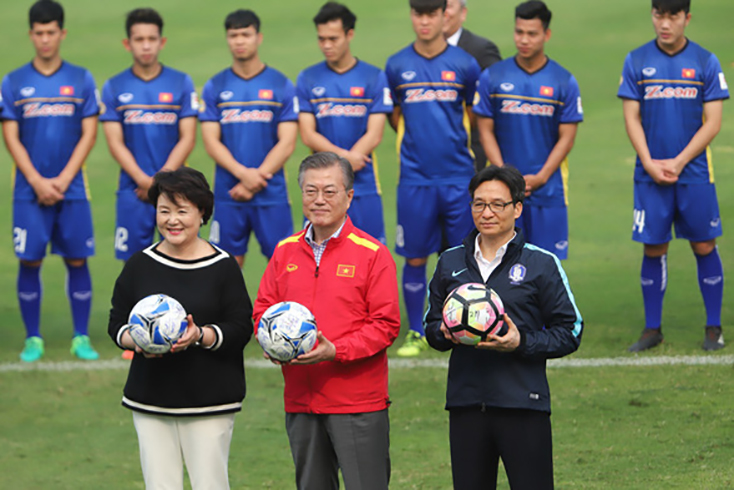 Tổng thống Hàn Quốc Moon Jae In và phu nhân chụp ảnh lưu niệm với Phó thủ tướng Vũ Đức Đam, các tuyển thủ VN chiều 22-3 tại Trung tâm đào tạo bóng đá trẻ VN. Ảnh: NGUYỄN KHÁNH