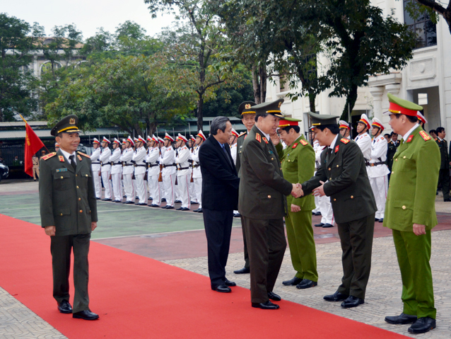 Thượng tướng Tô Lâm, Ủy viên Bộ Chính trị, Bộ trưởng Bộ Công an thăm hỏi cán bộ, chiến sỹ Công an Quảng Bình.