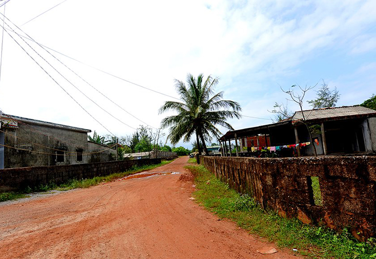 Nhiều đường giao thông nông thôn của xã Ngư Thủy Nam vẫn chưa được cứng hóa.   