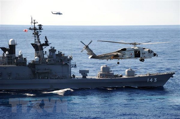 Trực thăng của lực lượng phòng vệ biển Nhật Bản và tàu khu trục Shirane. (Nguồn: AFP/TTXVN)
