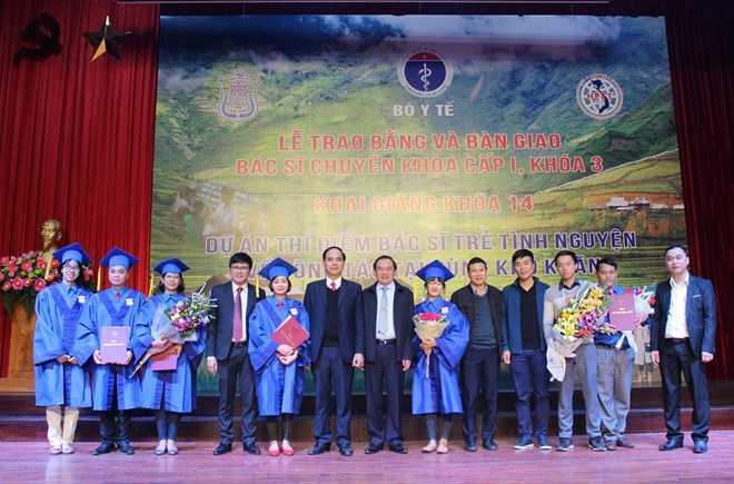 Trao bằng và bàn giao 14 bác sỹ trẻ vừa tốt nghiệp khóa 3. (Ảnh: PV/Vietnam+)