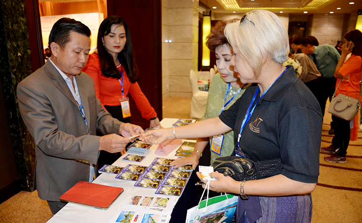 Gian hàng du lịch Quảng Bình thu hút sự quan tâm của nhiều du khách quốc tế.