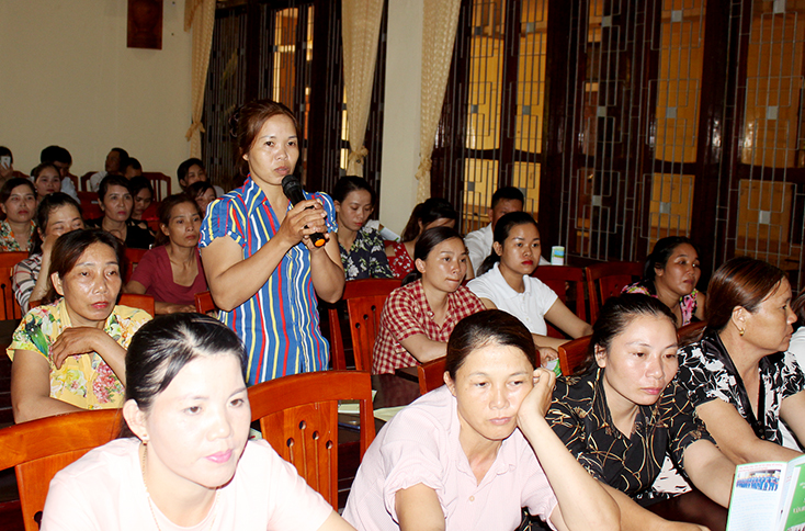 Một buổi đối thoại giữa người lao động Công ty cổ phần Việt Trung và LĐLĐ tỉnh, BHXH tỉnh.