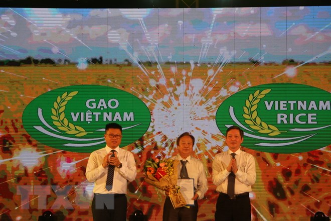Ban tổ chức trao thưởng cho tác giả thiết kế Logo thương hiệu gạo Việt Nam. (Ảnh: Thanh Bình/TTXVN)