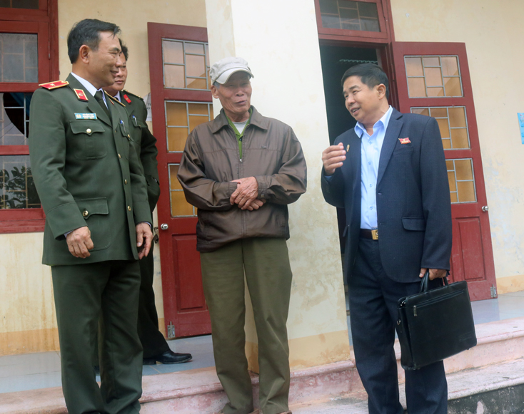 Các đại biểu HĐND tỉnh tiếp xúc với cử tri huyện Quảng Trạch tại  xã Quảng Tùng.