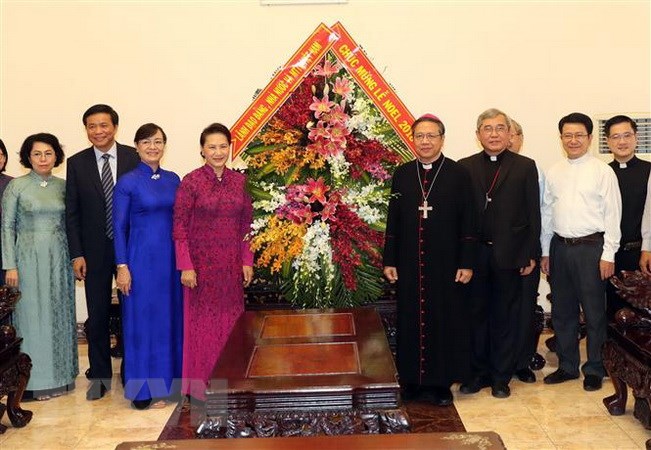 Chủ tịch Quốc hội Nguyễn Thị Kim Ngân đến thăm và chúc mừng Tòa Tổng Giám mục Thành phố Hồ Chí Minh. (Ảnh: Trọng Đức/TTXVN)
