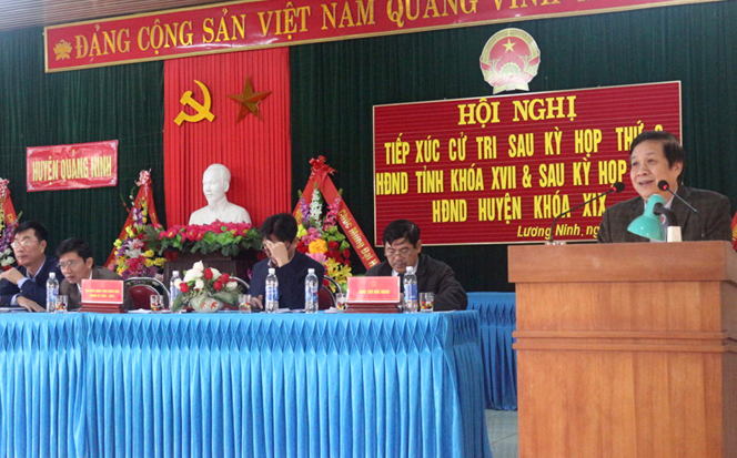 Đồng chí nguyễn Xuân Quang, Phó Chủ tịch Thường trực UBND tỉnh tiếp thu các ý kiến cử tri.