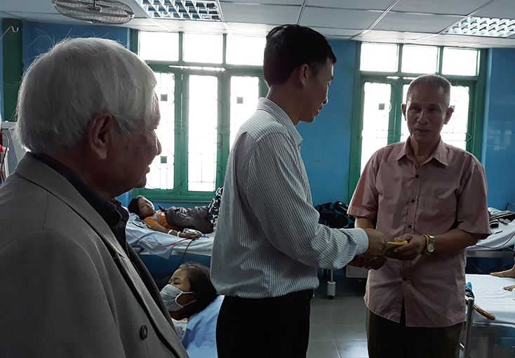 Hội BTBNN và Khối thi đua các ngành dịch vụ tặng quà cho người bệnh nghèo tại đơn vị Thận nhân tạo Bệnh viện hữu nghị Việt Nam-Cu Ba Đồng Hới.