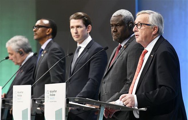Chủ tịch Ủy ban châu Âu (EC) Jean-Claude Juncker (phải) phát biểu tại Diễn đàn cấp cao Âu-Phi ở Vienna, Áo ngày 18-12-2018. (Ảnh: AFP/TTXVN)