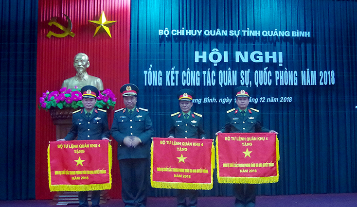 Thiếu tướng Phó tư lệnh-Tham mưu trưởng Quân khu 4 Hà Thọ Bình trao Cờ thi đua xuất sắc cho các tập thể tiêu biểu.