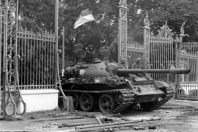 Xe tăng quân Giải phóng đánh chiếm Dinh Độc Lập ngày 30/4/1975. (Ảnh: Trần Mai Hưởng/TTXVN)
