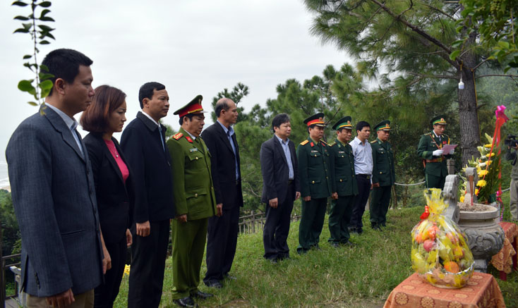 Các đồng chí lãnh đạo tỉnh dâng hương viếng mộ Đại tướng Võ Nguyên Giáp nhân dịp kỷ niệm 74 năm Ngày thành lập Quân đội Nhân dân Việt Nam.
