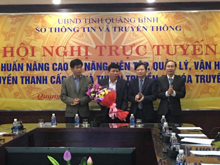 Đồng chí Nguyễn Tiến Hoàng, TUV, Phó Chủ tịch UBND tỉnh tặng hoa cho Ban tổ chức giải Liên hoan truyền thanh cơ sở về “Xây dựng nông thôn mới”.