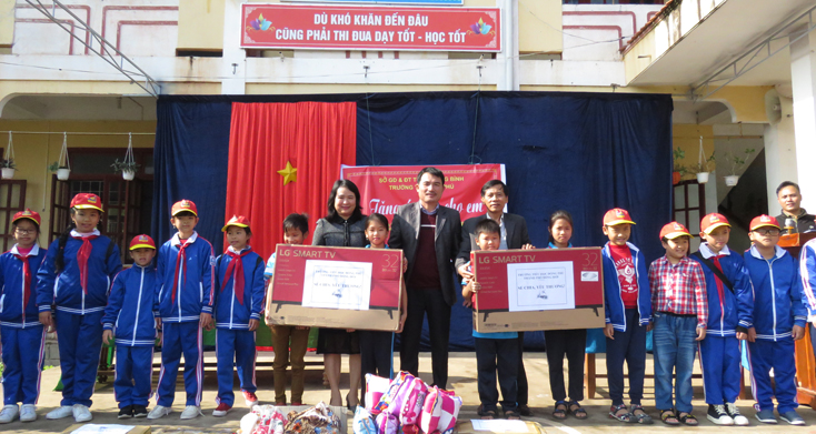 Trường tiểu học Đồng Phú trao tặng tivi cho học sinh Trường tiểu học Quảng Thạch.