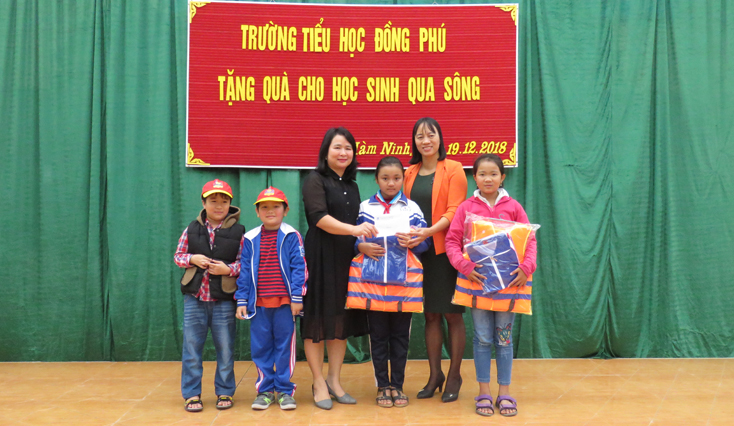 Trường tiểu học Đồng Phú hỗ trợ tiền đi đò cả năm học cho các em học sinh thôn Hà Kiên, Trường tiểu học Hàm Ninh.
