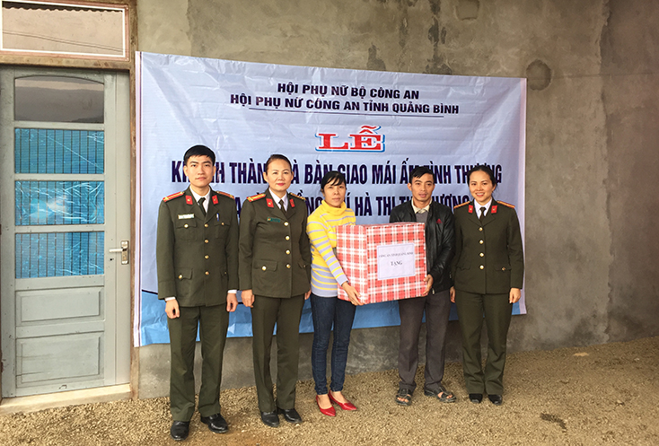 Công an tỉnh tặng quà cho gia đình đồng chí Hà Thị Thu Hương tại lễ bàn giao công trình 