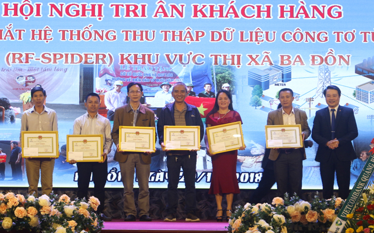 Lãnh đạo PC Quảng Bình trao thưởng cho các khách hàng có sản lượng điện tiêu thụ lớn năm 2018.