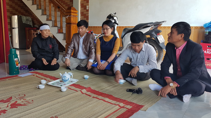 Lãnh đạo Sở NN&PTNN đến thăm gia đình nạn nhân bị tử vong trên biển tại thôn Hà Thôn, xã Bảo Ninh, thành phố Đồng Hới