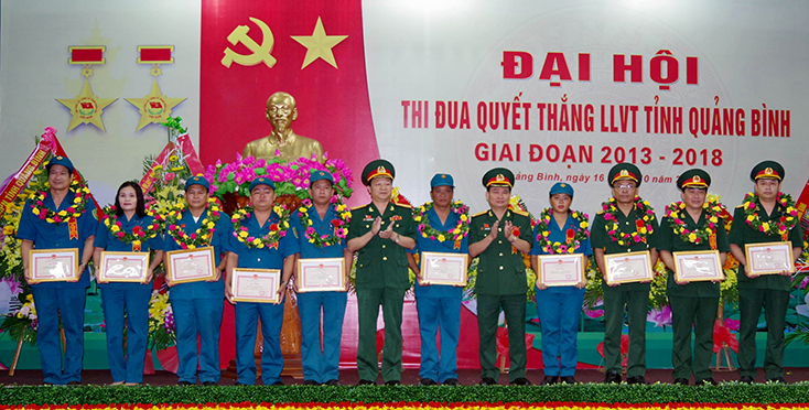 Đồng chí Phạm Văn Hoan (người thứ 6 từ phải sang) vinh dự được Bộ chỉ huy Quân sự tỉnh tặng giấy khen tại Đại hội Thi đua Quyết thắng LLVT tỉnh, giai đoạn 2013-2018.