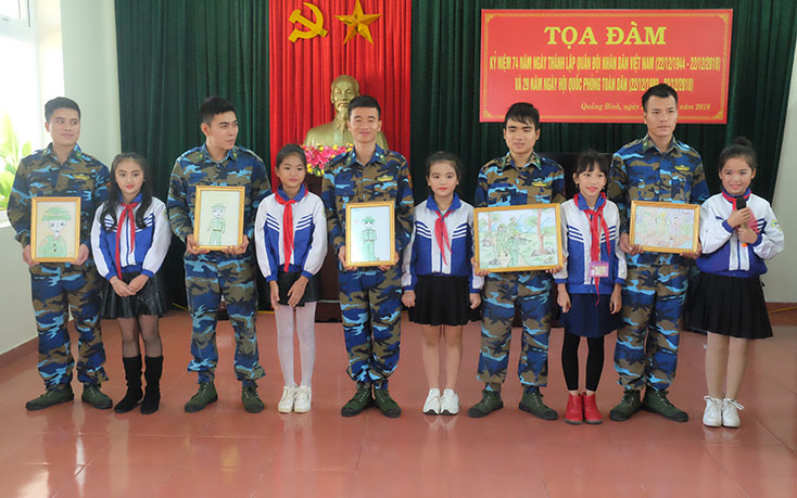 Học sinh Trường tiểu học số 2 Thanh Trạch vẽ tranh tặng cán bộ, chiến sỹ Hải đội 2 tại buổi giao lưu nói chuyện truyền thống.	