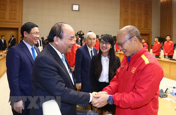 Thủ tướng Nguyễn Xuân Phúc và huấn luyện viên Park Hang-seo. (Ảnh: Thống Nhất/TTXVN)