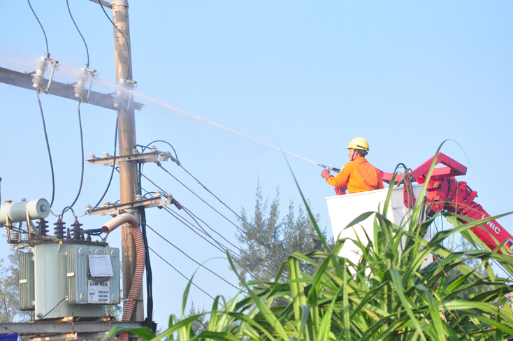 Công nhân Điện lực Bố Trạch đang vệ sinh trạm biến áp không cắt điện cho các khách hàng tại xã Nhân Trạch