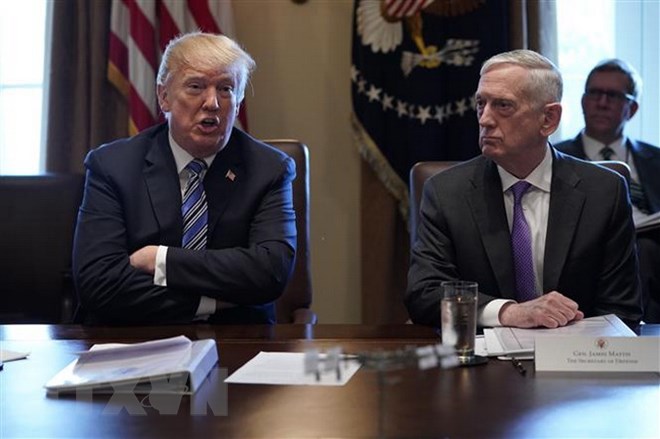 Bộ trưởng Quốc phòng Mỹ James Mattis (phải) trong một cuộc họp nội các do Tổng thống Donald Trump (trái) chủ trì tại Nhà Trắng. (Ảnh: AFP/TTXVN)