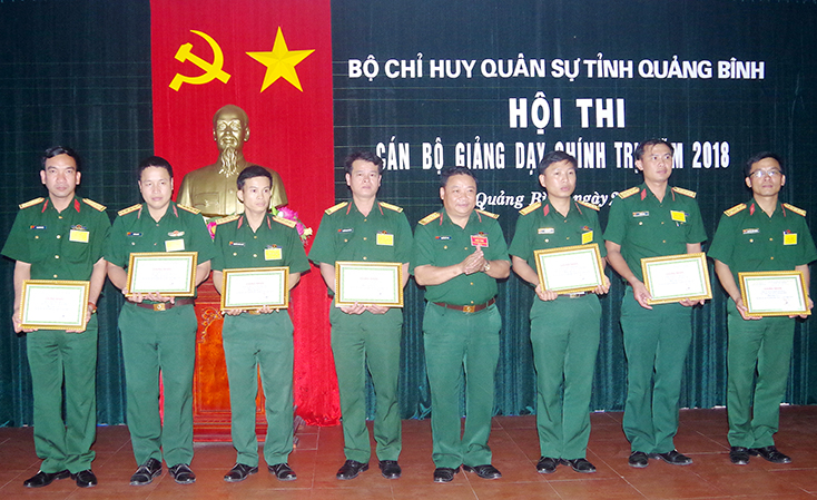 Đại úy Nguyễn Tiến Phong (người đứng thứ nhất bên phải qua) được khen thưởng tại hội thi cán bộ giảng dạy chính trị năm 2018.