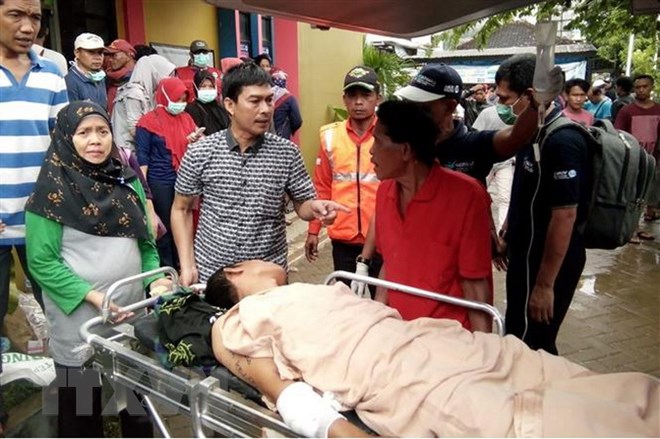 Chuyển nạn nhân bị thương sau thảm họa sóng thần tới bệnh viện ở Carita, Indonesia ngày 23-12. (Ảnh: AFP/TTXVN)