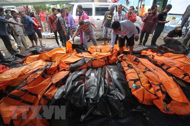 Nhân viên cứu hộ chuyển thi thể nạn nhân vụ sóng thần ở Carita, Indonesia ngày 23-12-2018. (Nguồn: AFP/TTXVN)